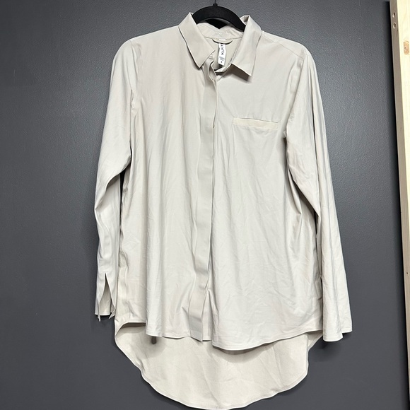 NWOT Athleta Urbanite Button Front Top Beige S - Picture 2 of 4